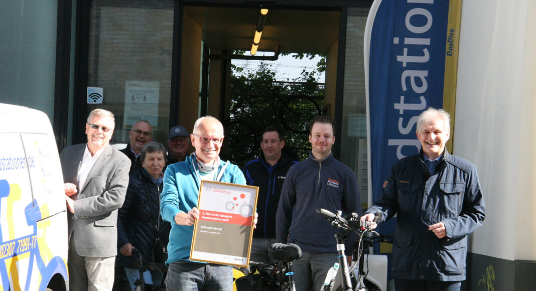 Landrat Michael Makiolla (r.) und Landesvorsitzender des ADFC, Thomas Semmelmann (l.) mit Vertretern der Radstation in Unna. Foto: Günther Klumpp