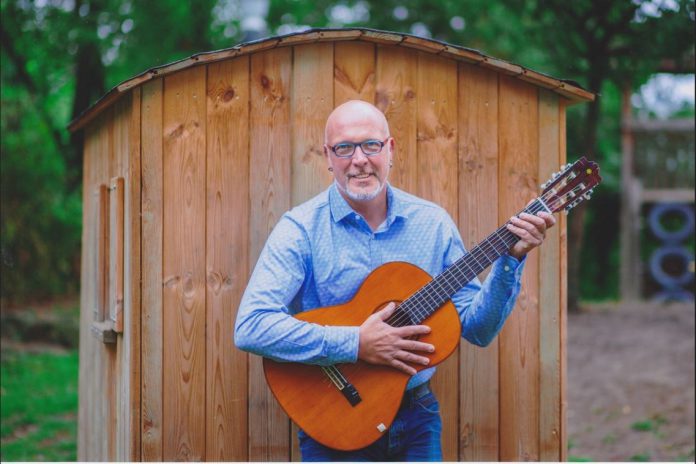 Willi Leitow bleibt virtuell in Kontakt mit seinen jungen Musikschülern. Foto: Musikschule Lautfrosch