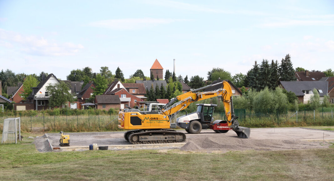 Am Anne-Frank-Gymnasium weicht der Bolzplatz einem Kunstrasenplatz. Auch innerhalb der Schule wird gearbeitet. Foto: Wagner