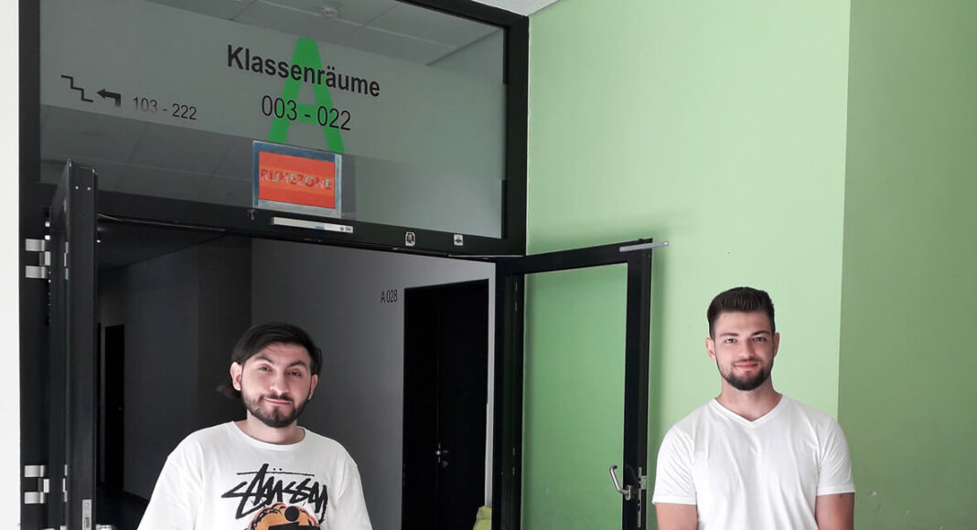 Die Studenten Ihsam Vural und Fatih Hamut vom Verein Chancenwerk helfen Kindern von weiterführenden Schulen dabei, durch Corona entstandene Lücken zu schließen. Auf den individuell abgestimmten Förderunterricht am Morgen folgt Ferienspaß am Nachmittag. Foto: Gaby Brüggemann