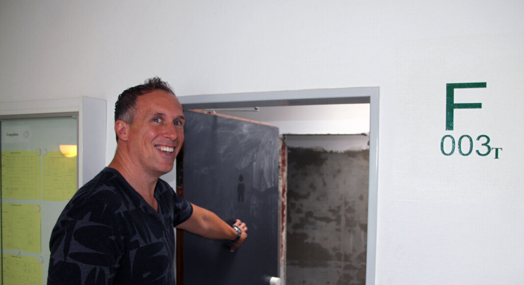 Thorsten Schröer, Schulleiter des Gymnasiums St. Christophorus, erklärte die Baumaßnahmen. Auch die Lehrertoiletten werden neu gemacht. Foto: Wagner