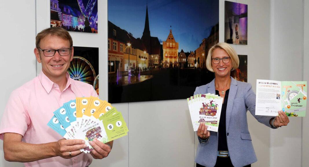 Die Vorfreude auf das Event des Sommers in Werne steigt: Bürgermeister Lothar Christ und Wirtschaftsförderin Carolin Brautlecht freuen sich auf den Start des Kartenverkaufs für die Straßenkunst auf der Freilichtbühne, der am Montag beginnt. Foto: Christoph Volkmer