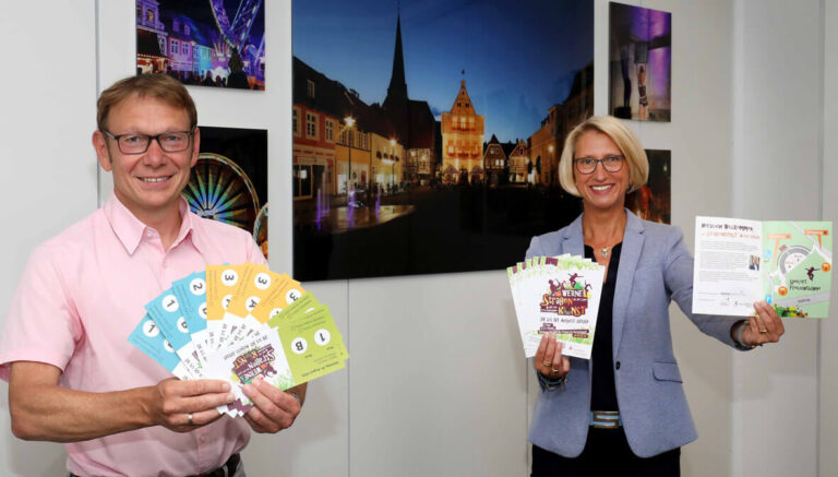 Die Vorfreude auf das Event des Sommers in Werne steigt: Bürgermeister Lothar Christ und Wirtschaftsförderin Carolin Brautlecht freuen sich auf den Start des Kartenverkaufs für die Straßenkunst auf der Freilichtbühne, der am Montag beginnt. Foto: Christoph Volkmer