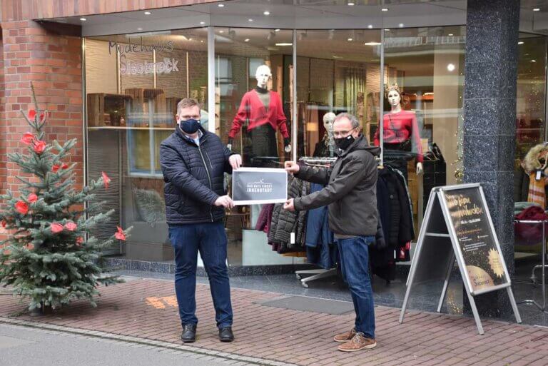 Bürgermeister Thomas Stohldreier (l.) und Wirtschaftsförderer Helmut Sunderhaus werben für den Einkauf vor Ort in Ascheberg mit dem Slogan „Das Gute findet Innenstadt“. Foto: Gemeinde Ascheberg