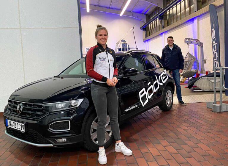 Kanu-Weltmeisterin Jule Hake freut sich über ihren neuen VW T-Roc. Foto: Böcker