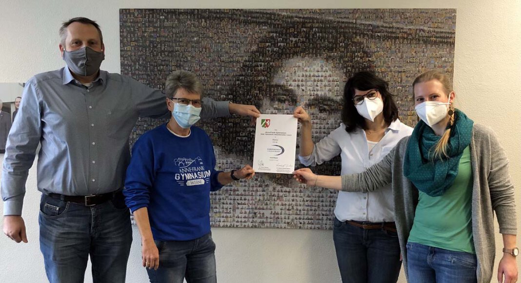 AFG-Leiter Marcel Damberg (links) und das Team Europaschule freuen sich über die Rezertifizierung. Foto: AFG