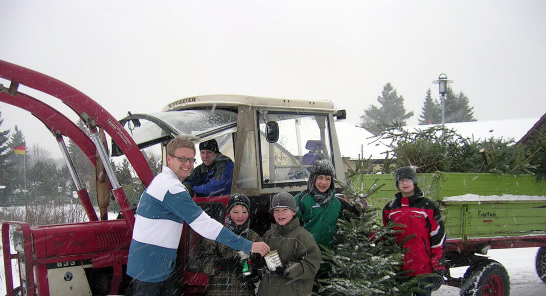 Nicht nur vor zehn Jahren wie hier im Bild war alles anders bei der Weihnachtsbaum-Sammelaktion des Cappenberger Sportvereins GSC, der diesen Service mit seiner Jugend schon seit rund 40 Jahren auf dem Dorf bietet. Damals lag sogar Schnee, diesmal darf die Aktion am 9. Januar nur unter strengen Corona-Schutzauflagen stattfinden. Archivfoto: GSC