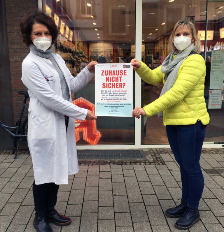 Stellvertretend für alle Apotheken nahm Ursula Brinkmann-Trötsch das Plakat aus den Händen von der Gleichstellungsbeauftragten Monika Eichmanns (rechts) entgegen. Foto: Stadt Werne