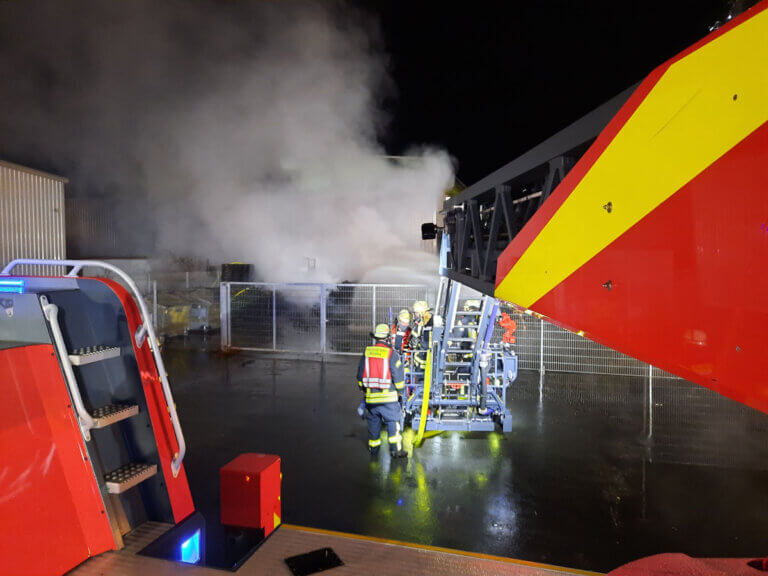 Der automatisch gesteuerte Wasserwerfer mit einer Leistung von 1.600 Liter pro Minute wurde am Korb der Drehleiter aus Werne montiert und bekämpfte kurz darauf die Flammen von oben. Foto: Feuerwehr Werne