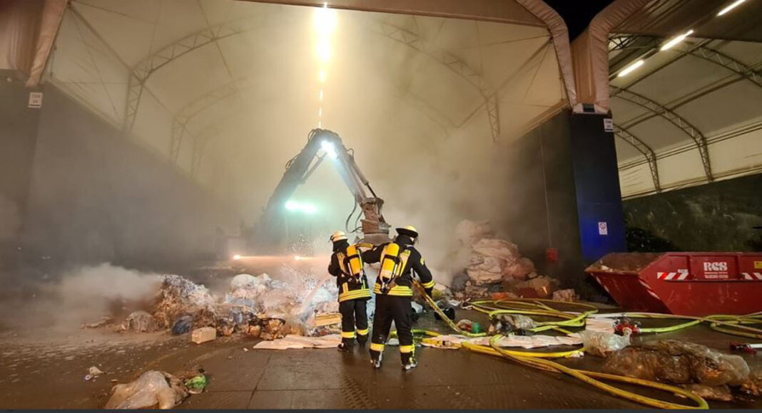 Die Feuerwehrleute löschten einen Brand in einem Entsorgungsunternehmen an der Capeller Straße. Die Truppe wurde in Vollalarm gesetzt. Foto: Freiwillige Feuerwehr Werne