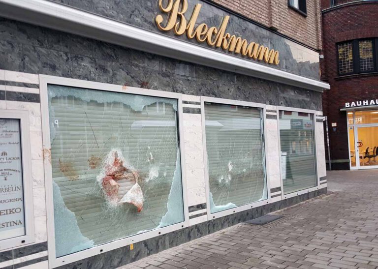 Zwei Täter brachen am Donnerstagmorgen in das Juweliergeschäft Bleckmann ein. Foto: Wagner