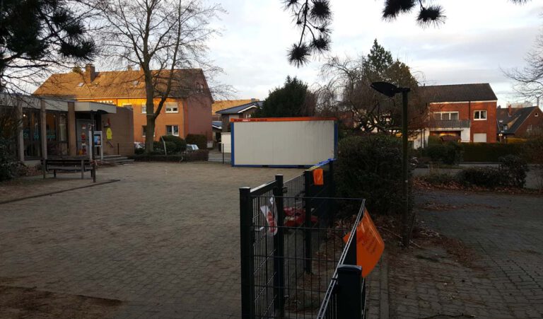 Auf dem Parkplatz (rechts) vor dem Ausweichquartier der Kita St. Sophia im evangelischen Gemeindezentrum sollen Container aufgestellt werden. Foto: Wagner