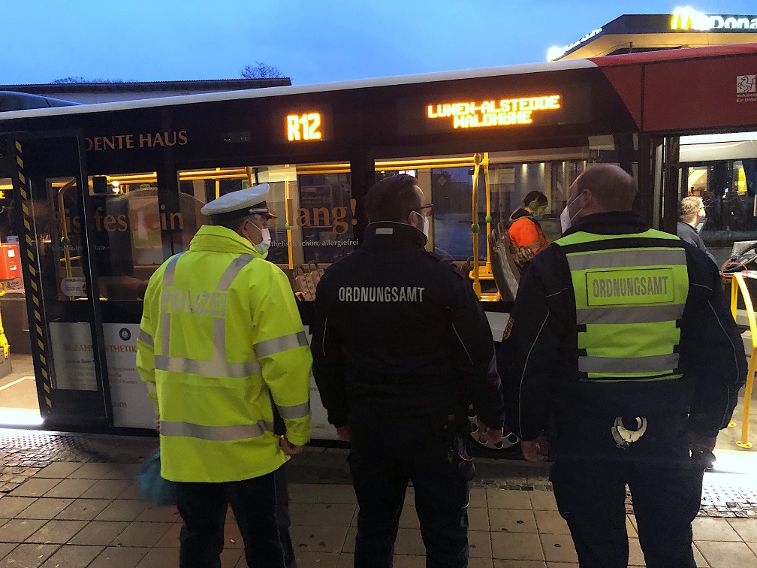 Die Maskenpflicht im Blick: Polizei und Ordnungsamt zeigten am Freitagmorgen am Zentralen Omnibusbahnhof (ZOB) in Lünen Präsenz. Foto: Stadt Lünen