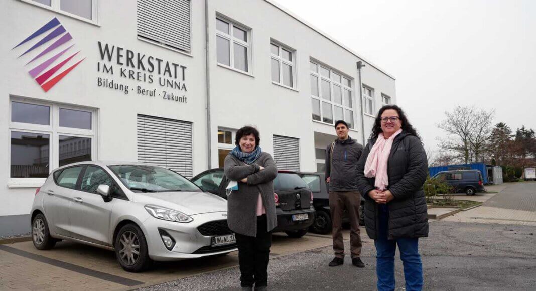 Jessica Wendel, Leiterin Werkschule (r.), Ingo Gall, KI Kreis Unna (2.v.r.) und Helga Deußen, Lehrkraft der Werkstatt (l.) vor der Werkstatt. Foto: Max Rolke/Kreis Unna