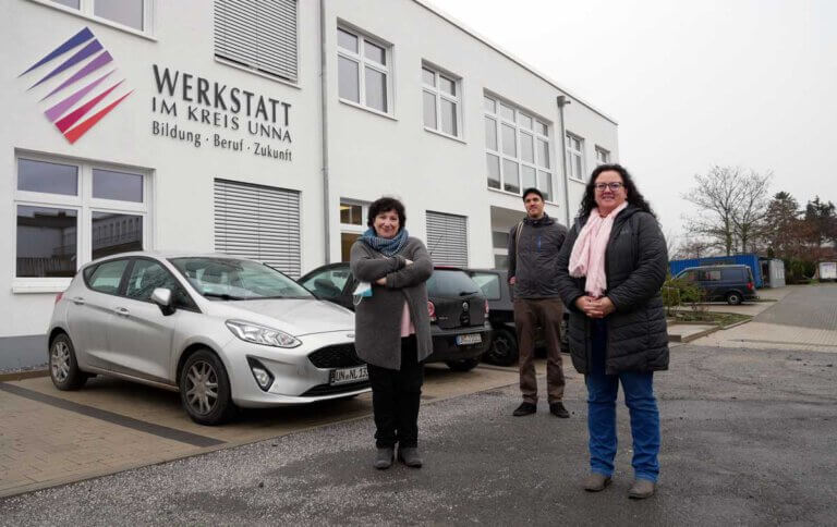 Jessica Wendel, Leiterin Werkschule (r.), Ingo Gall, KI Kreis Unna (2.v.r.) und Helga Deußen, Lehrkraft der Werkstatt (l.) vor der Werkstatt. Foto: Max Rolke/Kreis Unna