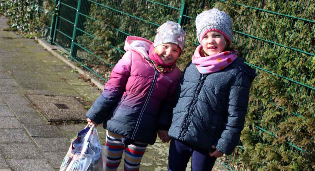 Maya (links) und Paula, Vorschulkinder der Kita Lütkeheide, sammelten fleißig Müll in ihrer Umgebung, um der Natur zu helfen. Foto: Privat