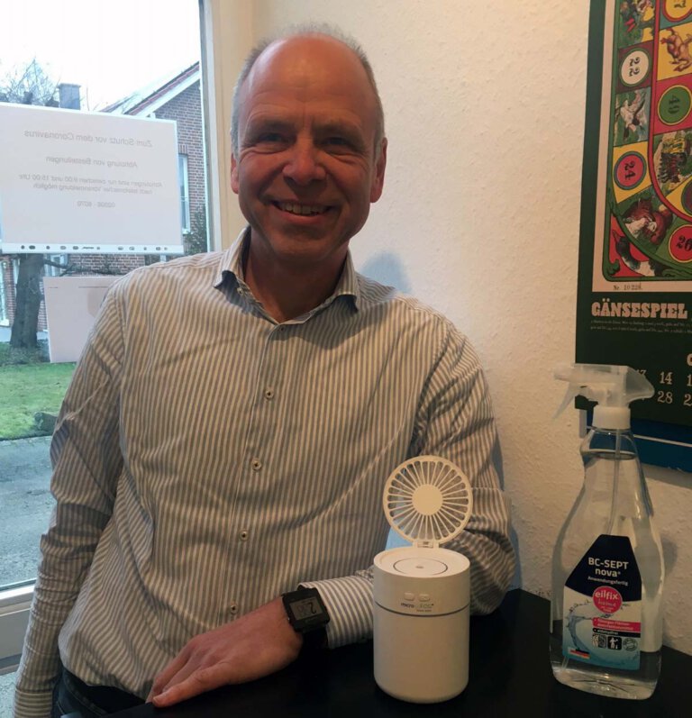 Uwe Schmidt aus Werne ist überzeugt: Nicht nur mit Blick auf Covid-19 macht die Anwendung Sinn, denn der fein zerstäubte Nebel wirkt vielseitig desinfizierend. Foto: Privat