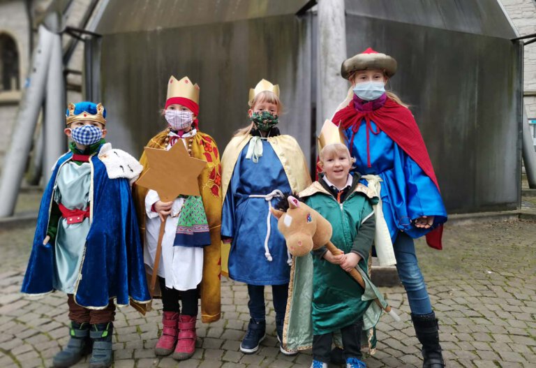 Die Sternsingergruppe Theo, Paula, Lisa Marius und Carolin, hier vor der Sakristei nach dem Sternsingergottesdienst am 3. Januar. ließ sich etwas Besonderes einfallen. Foto: Claudia Bleckmann