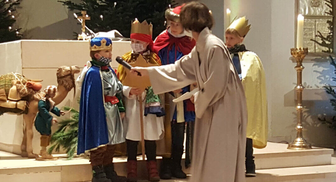 Einige Sternsinger nahmen an der Heiligen Messe am Sonntag in der Pfarrkirche teil. Foto: Wagner