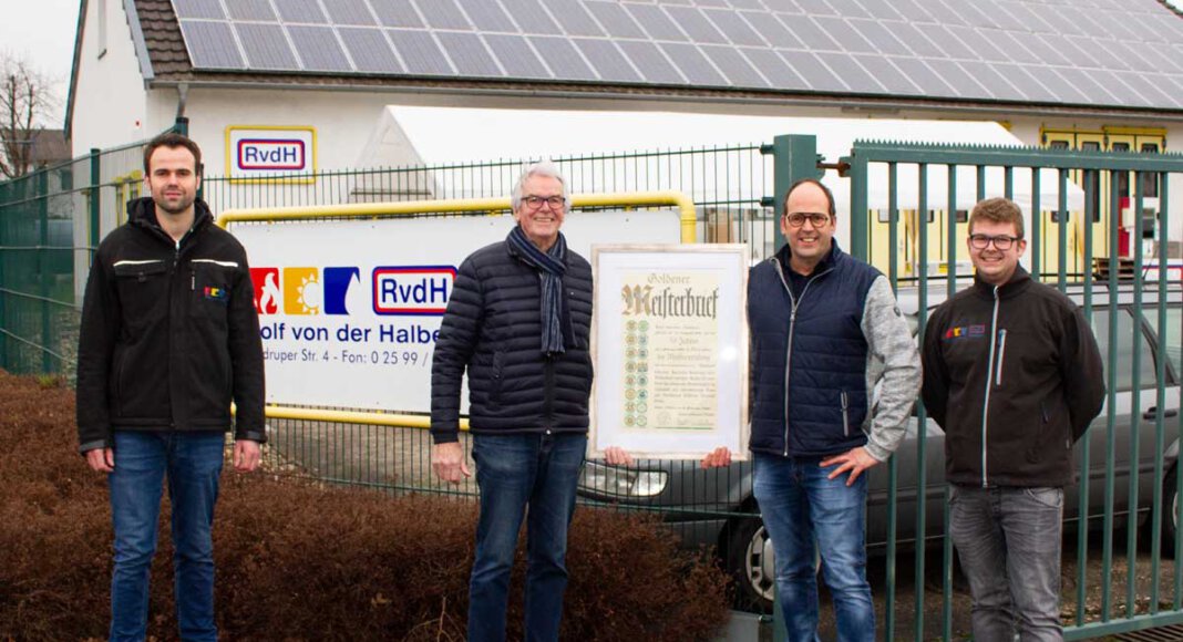 Julian (von links), Rolf, Andreas und Jannis von der Halben. Der goldene Meisterbrief krönt das Lebenswerk von Rolf von der Halben. Foto: Isabel Schütte