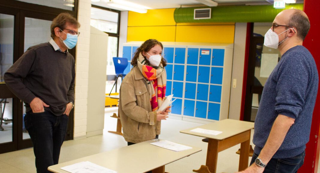 Armin Hiel und Ulrich Stüeken überreichen Hanna Schlieker aus der EF ihr Zeugnis. Foto: Isabel Schütte
