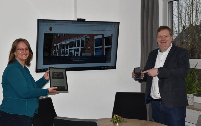 Bürgermeister Thomas Stohldreier und Pressesprecherin Simone Böhnisch präsentieren das aktualisierte Serviceportal der Gemeinde Ascheberg auf dem PC, Tablet und Smartphone. Foto: Gemeinde Ascheberg