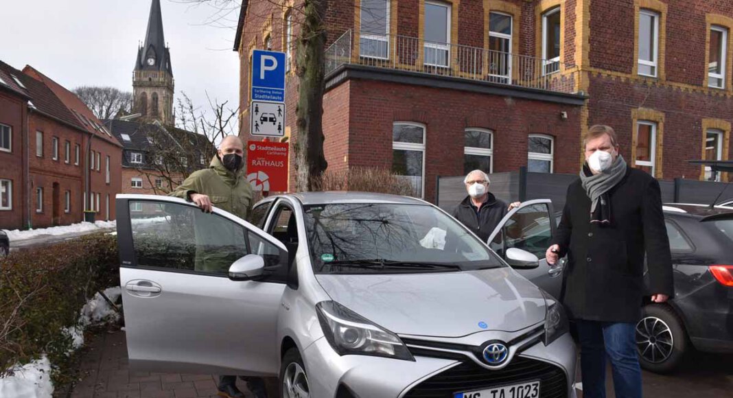 Bürgermeister Thomas Stohldreier (r.) und Till Ammann (l.), Geschäftsführer von Stadtteilauto, freuen sich über den ersten Mieter des Stadtteilautos am Rathaus, den Seniorenbeiratsvorsitzenden Karl-Heinz Bartsch (2.v.r.). Foto: Gemeinde Ascheberg