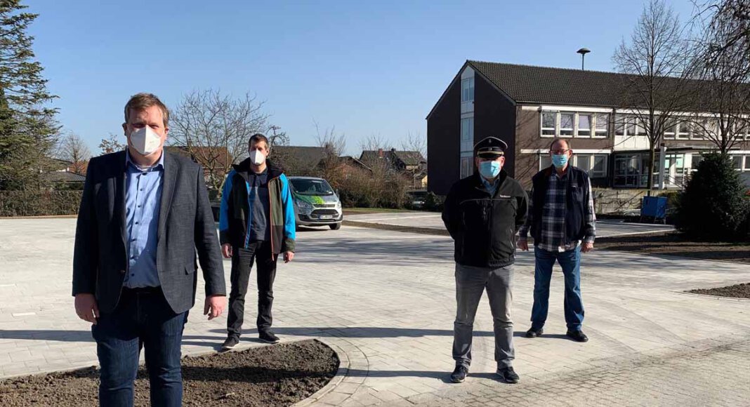 Bürgermeister Thomas Stohldreier, Jan Rohlmann, Karsten Nägeler (1. Vorsitzender der Herberner Bürgerschützen), und Egon Zimmermann (Vorsitzender des Heimatvereins Herbern) (v. l.) freuen sich über den neuen Parkplatz im Ortskern von Herbern. Foto: Gemeinde Ascheberg