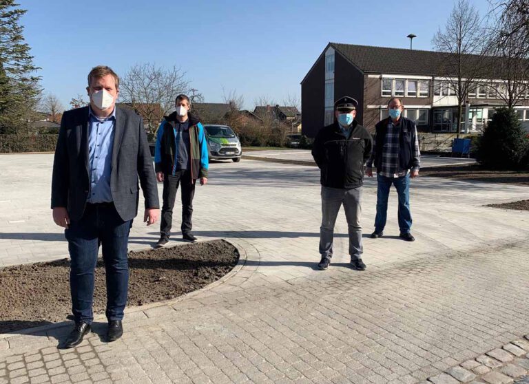 Bürgermeister Thomas Stohldreier, Jan Rohlmann, Karsten Nägeler (1. Vorsitzender der Herberner Bürgerschützen), und Egon Zimmermann (Vorsitzender des Heimatvereins Herbern) (v. l.) freuen sich über den neuen Parkplatz im Ortskern von Herbern. Foto: Gemeinde Ascheberg