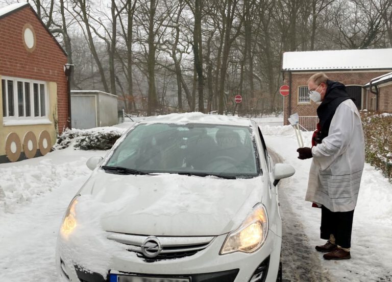 Zuspruch durch Segenserteilung in der Drive-in-Kirche