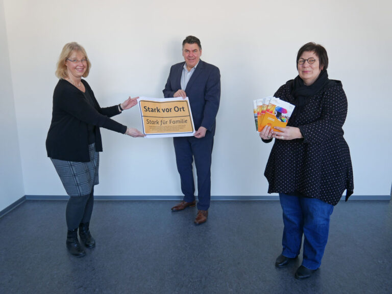 Mario Löhr mit der Geschäftsführerin des Bündnisses für Familie Katja Sträde (links) und Sprecherin und Pfarrerin für Diakonie und gesellschaftliche Verantwortung Anja Josefowitz (rechts). Foto: Leonie Kolbrink – Kreis Unna.