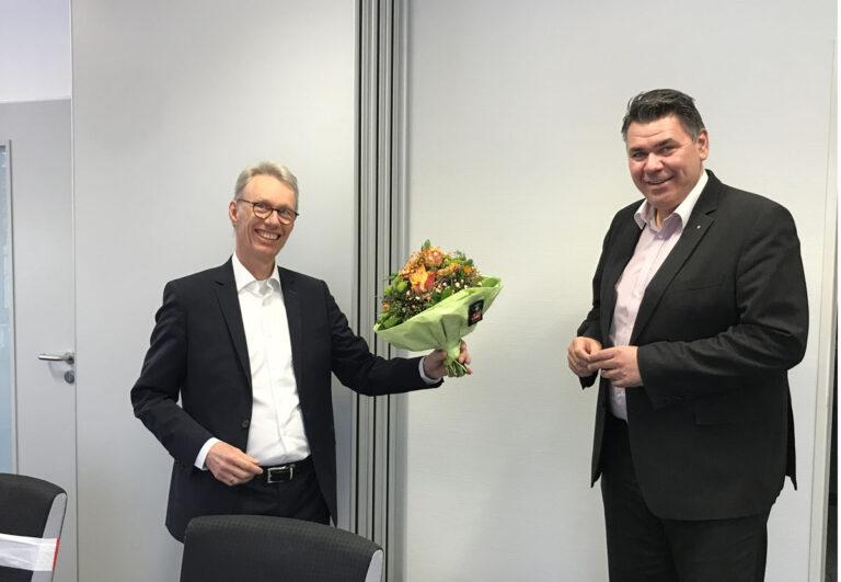 WFG-Geschäftsführer Dr. Michael Dannebom (li.) nutzte jetzt die Gelegenheit und gratulierte Mario Löhr mit einem Blumenstrauß zur Wahl. Foto: WFG (Viktoria Walter)