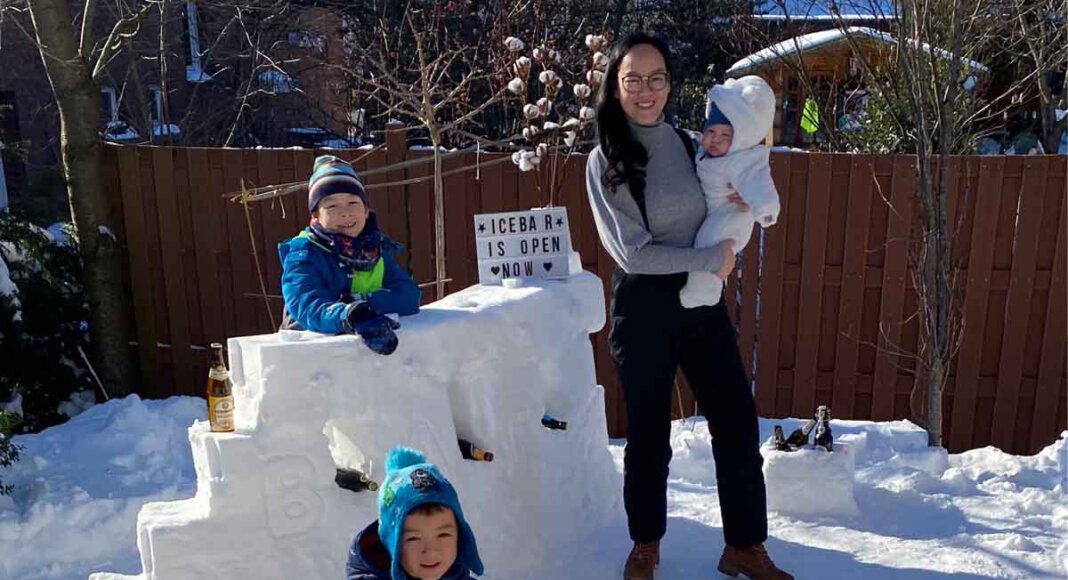 Nadia Koo mit Samuel auf dem Arm, Elias (vorne) und Jonas präsentieren ihre EIsbar. Foto: Privat