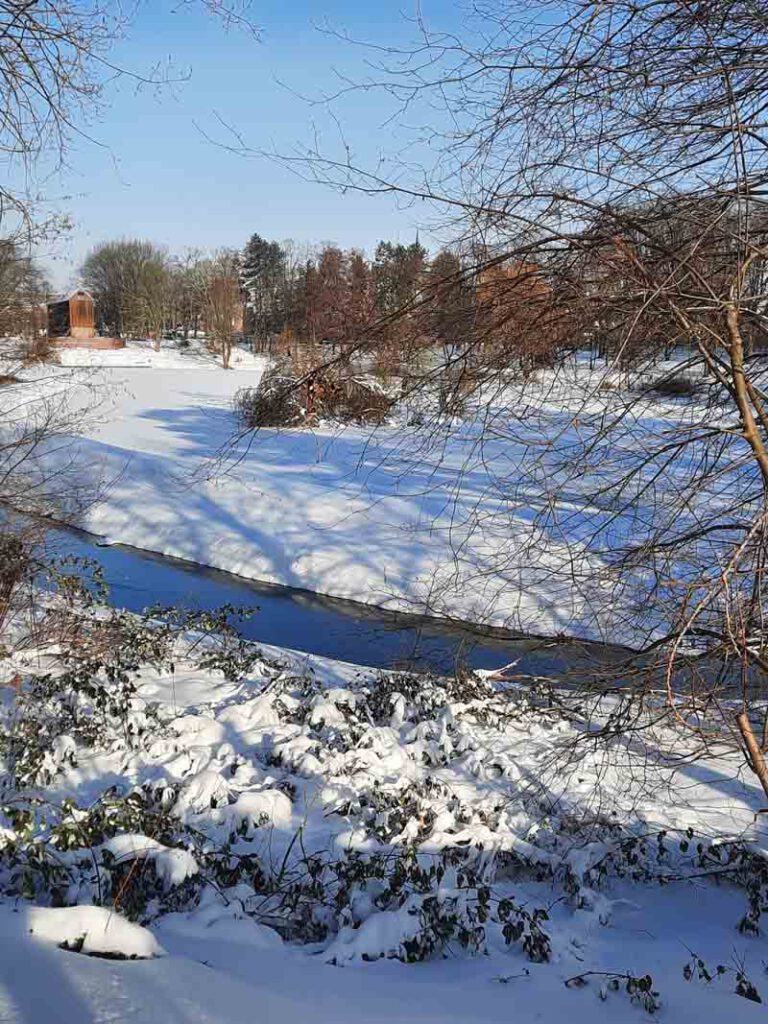 Die Tragfähigkeit von Eisflächen wie hier am Stadtsee ist schwer einzuschätzen und oft trügerisch. Foto: Gaby Brüggemann