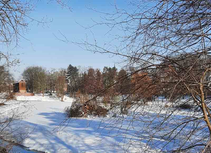 Die Tragfähigkeit von Eisflächen wie hier am Stadtsee ist schwer einzuschätzen und oft trügerisch. Foto: Gaby Brüggemann
