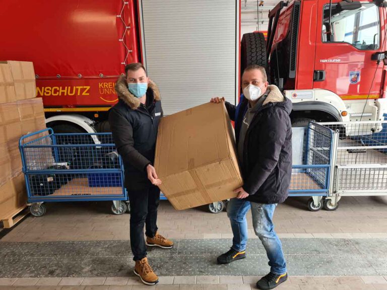 Rudolf Meisner, im Auftrag des Ordnungsamts der Stadt Werne, und Kai Proske vom Bevölkerungsschutz des Kreises beim Verladen der Masken für die Stadt Werne. Foto: Patrick Isken