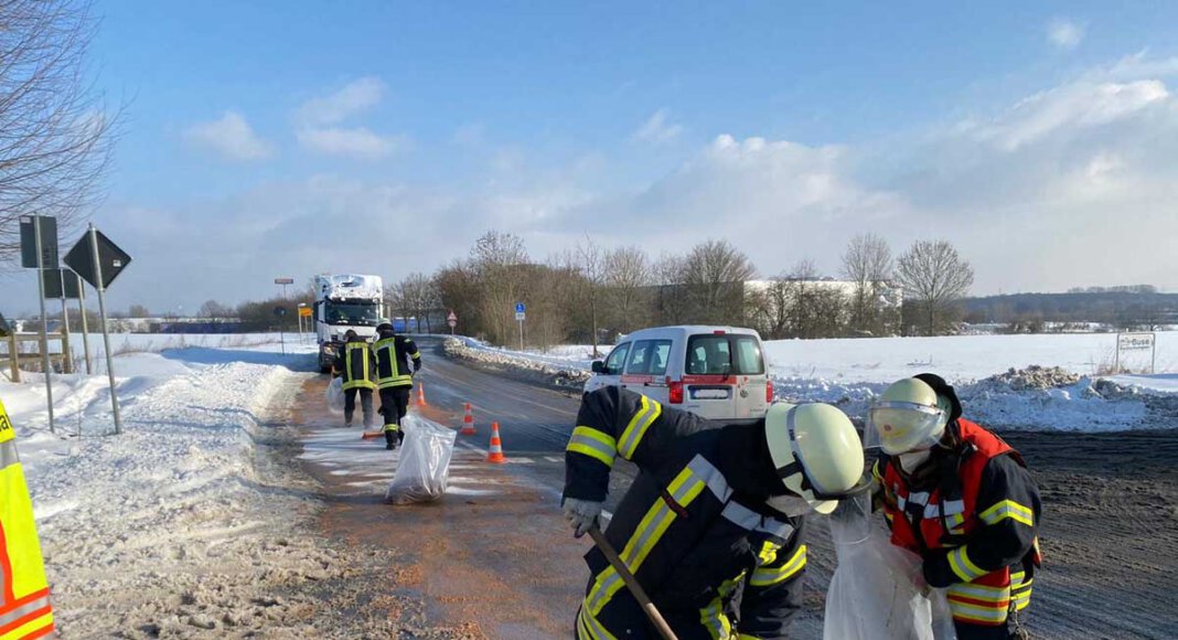 Die Einsatzkräfte streuten die Ölspur mit Bindemittel ab und arbeiteten dieses Granulat mit Besen in die Fahrbahnoberfläche ein. Foto: Feuerwehr Werne