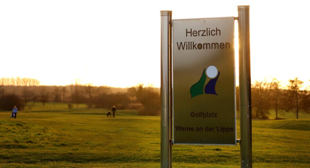 Seit einer Woche dürfen Golf-Liebhaber in Werne unter freiem Himmel wieder ihrem Lieblingssport nachgehen. Foto: Volkmer