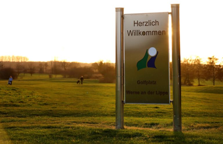 Seit einer Woche dürfen Golf-Liebhaber in Werne unter freiem Himmel wieder ihrem Lieblingssport nachgehen. Foto: Volkmer