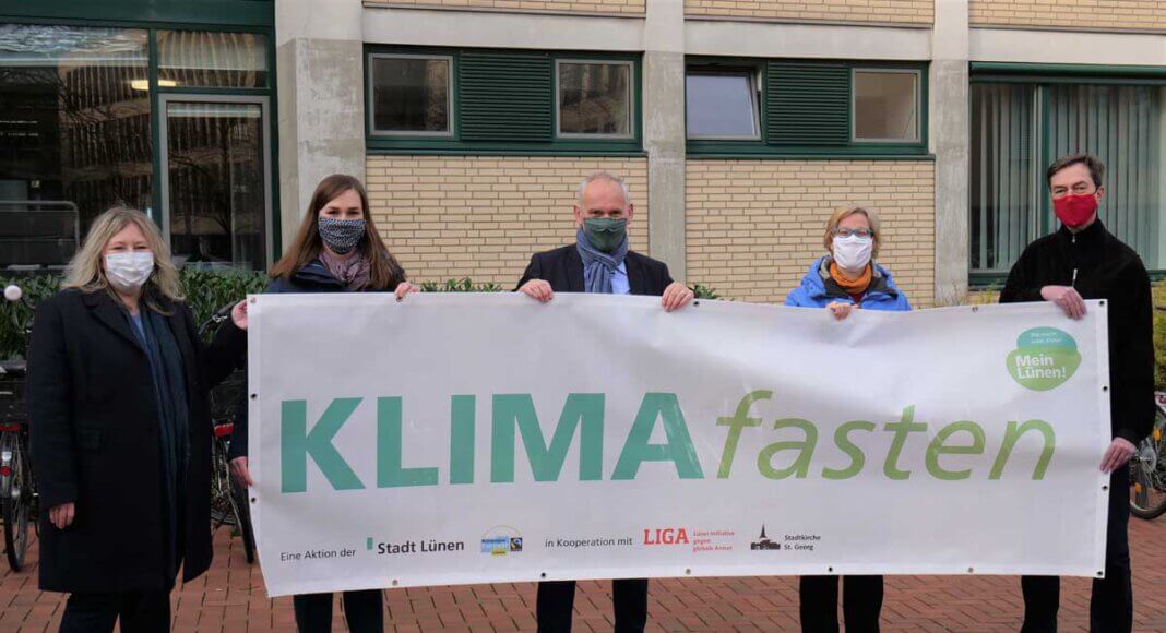 Sandra Osowski (Klimaschutzmanagerin Stadt Lünen), Anja Paechnatz (Nachhaltigkeitsbeauftragte), Arnold Reeker (Technischer Beigeordneter der Stadt Lünen), Dr. Katrin Stückrath (Lüner Initiative gegen globale Armut) und Pfarrer Udo Kytzia (evangelische Stadtkirche) (v.l.n.r.) stellen das Banner vor, das am Rathaus für die Aktion KLIMAfasten wirbt.