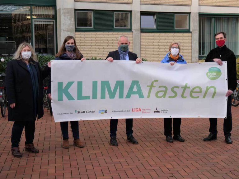 Sandra Osowski (Klimaschutzmanagerin Stadt Lünen), Anja Paechnatz (Nachhaltigkeitsbeauftragte), Arnold Reeker (Technischer Beigeordneter der Stadt Lünen), Dr. Katrin Stückrath (Lüner Initiative gegen globale Armut) und Pfarrer Udo Kytzia (evangelische Stadtkirche) (v.l.n.r.) stellen das Banner vor, das am Rathaus für die Aktion KLIMAfasten wirbt.