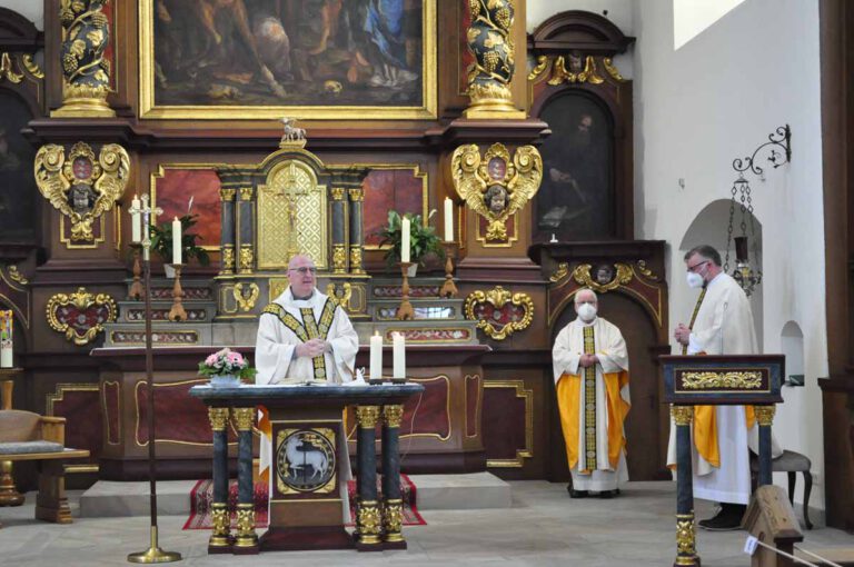 Provinzial Christopherus Goedereis stand der Eucharistiefeier vor, rechts im Bild: Pfarrdechant Jürgen Schäfer. Foto: Schwarze