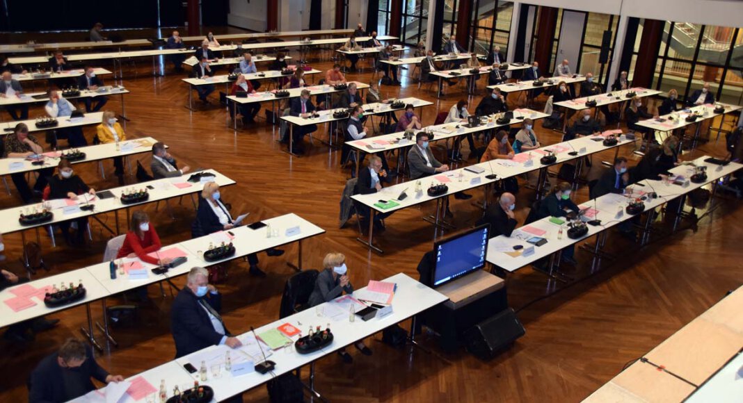 Kreistagssitzung in der Stadthalle Unna unter Corona-Bedingungen. Foto: Birgit Kalle – Kreis Unna