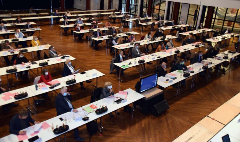 Kreistagssitzung in der Stadthalle Unna unter Corona-Bedingungen. Foto: Birgit Kalle – Kreis Unna