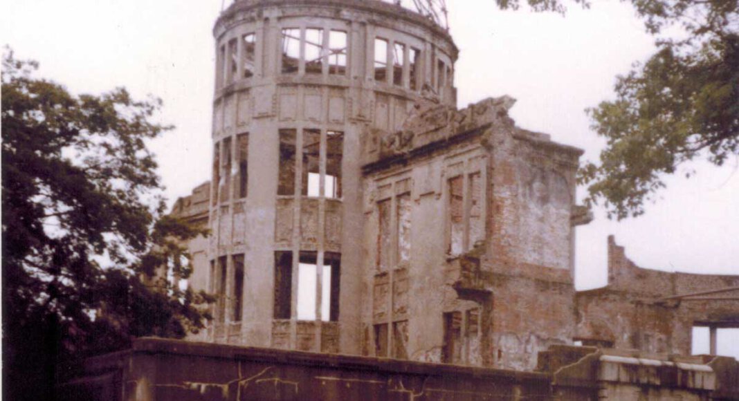 Shigemi Ideguchi (r.) erlebte den Atombombenabwurf aus unmittelbarer Nähe – und überlebte es. Neben ihm auf dem Bild steht seine Enkelin Rima Ideguchi. Foto: Privat