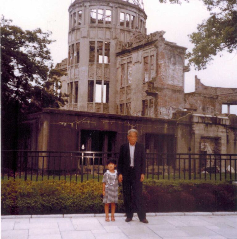 Shigemi Ideguchi (r.) erlebte den Atombombenabwurf aus unmittelbarer Nähe – und überlebte es. Neben ihm auf dem Bild steht seine Enkelin Rima Ideguchi. Foto: Privat