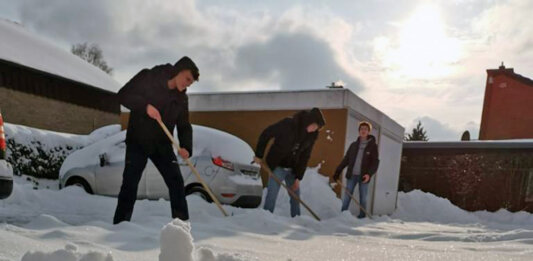 Schüler des St. Christophorus Gymnasiums erwiesen sich als tatkräftige Helfer für viele Werner beim Schneeschieben. Foto: Privat