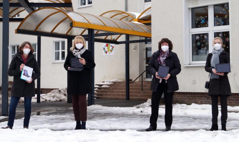 Remondis Aqua-Geschäftsführerin Katrin Brenner (2.v.l.) und Stadtwerke-Geschäftsführerin Verena Ginter (r.) übergaben die Tablets an Schuldezernentin Sylvia Engemann (2.v.r.) und die Leiterin der Grundschule Auf den Äckern Anja Knipping als Stellvertreterin für alle Selmer Schulen. Foto: M. Woesmann / Stadt Selm