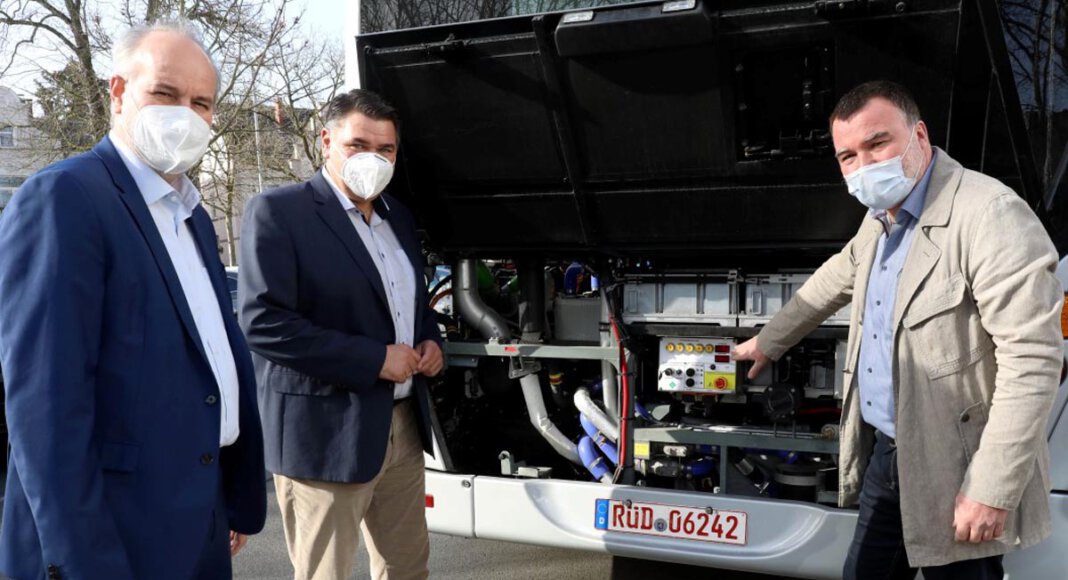 VKU-Geschäftsführer André Pieperjohanns (l.) und Landrat Mario Löhr ließen sich von Van Hool-Verkaufsberater Manfred Gerster (r.) die Technik des besonderen Busses erklären. Foto: Volkmer