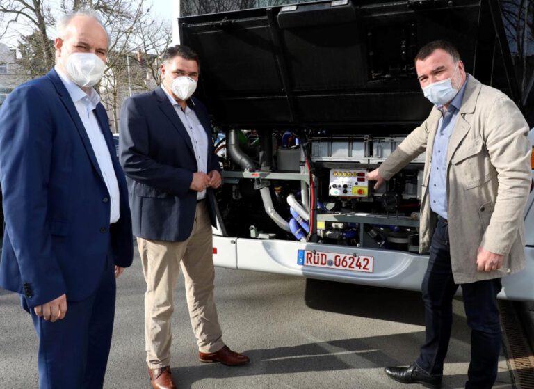 VKU-Geschäftsführer André Pieperjohanns (l.) und Landrat Mario Löhr ließen sich von Van Hool-Verkaufsberater Manfred Gerster (r.) die Technik des besonderen Busses erklären. Foto: Volkmer